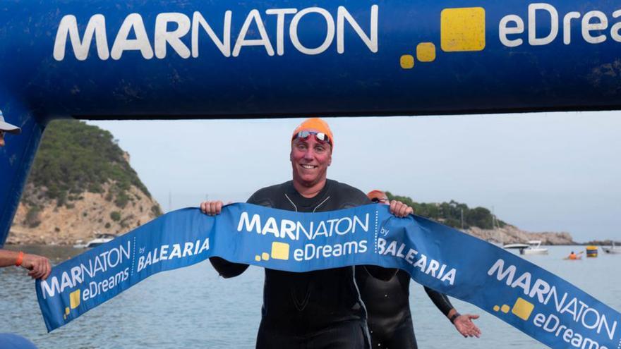 Más de 400 nadadores en el triple reto de la Marnaton eDreams en el norte de Ibiza