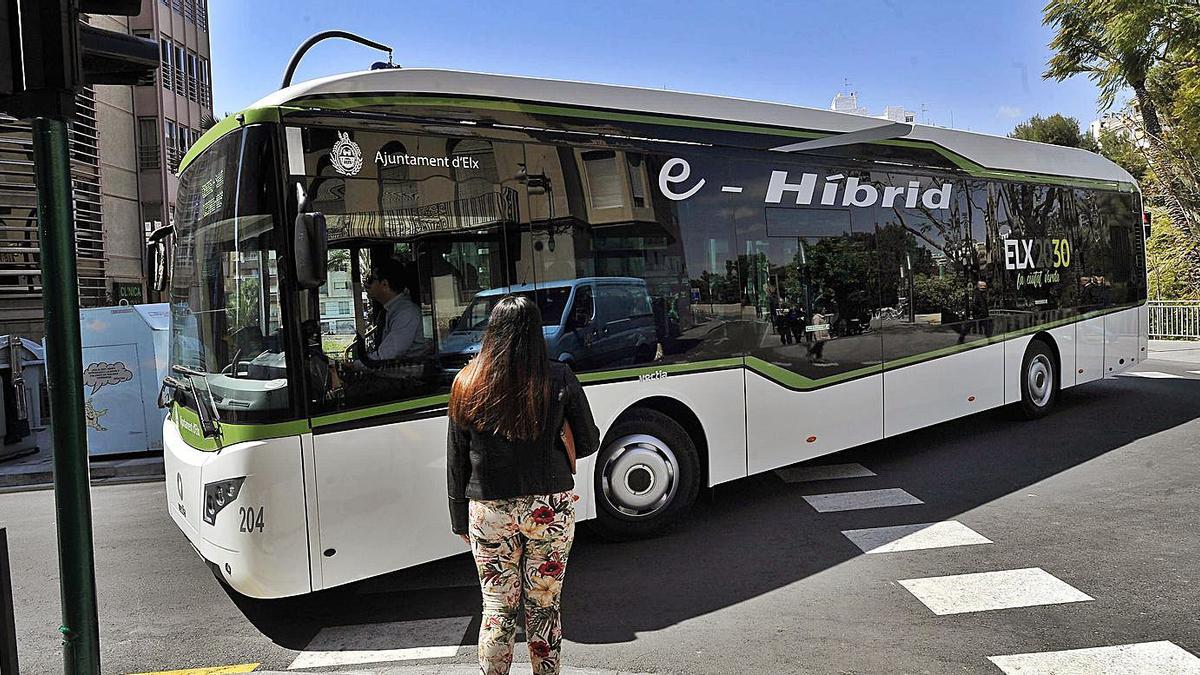 Las unidades híbridas circulan por el casco urbano de Elche desde el año 2019. | MATÍAS SEGARRA
