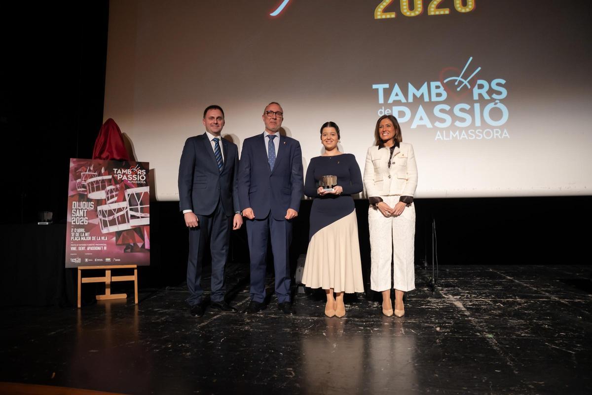 Subieron al escenario el Prohom de la Germandat, Héctor Prades, y Na Violant d’Hongria, Victoria Arcos, quienes recibieron el reconocimiento de manos de la alcaldesa y del presidente de Tambors de Passió.