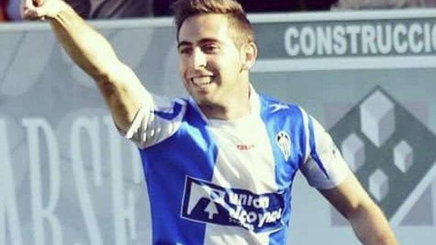 Jorge Hernández celebra un gol con el Alcoyano.