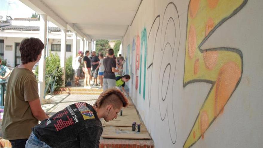 El arte urbano revitaliza la barriada de Las Trescientas