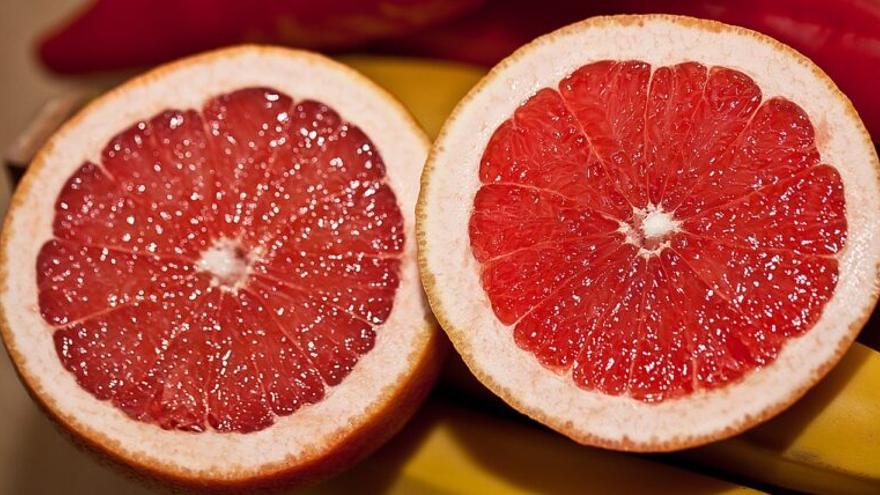 Zumo de pomelo, brócoli, leche, ajo... ¿Qué alimentos pueden alterar los efectos de la medicación?