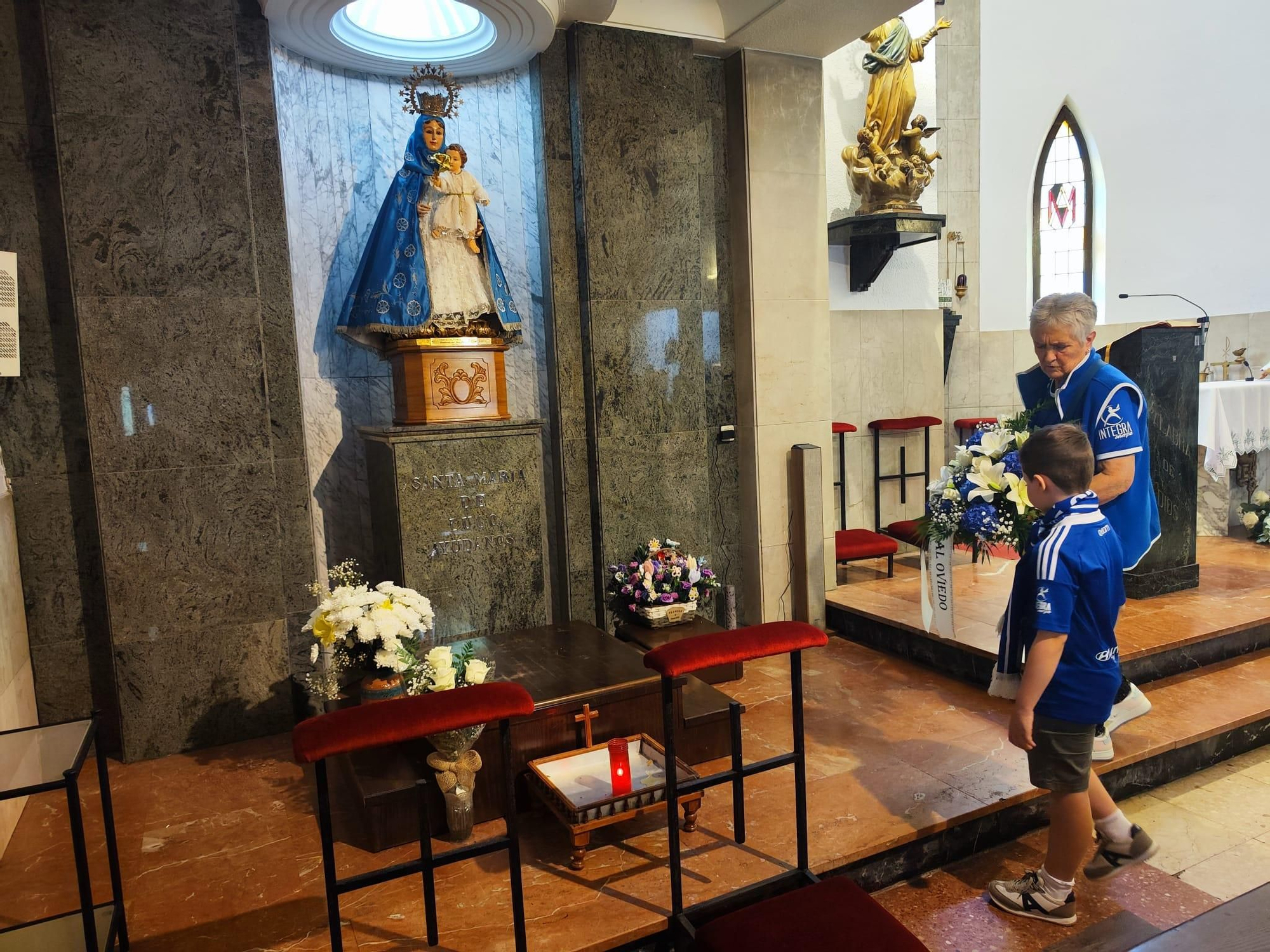 Ofrenda azul en Lugo de Llanera: los oviedistas agradecen a Santa María el ascenso a Primera