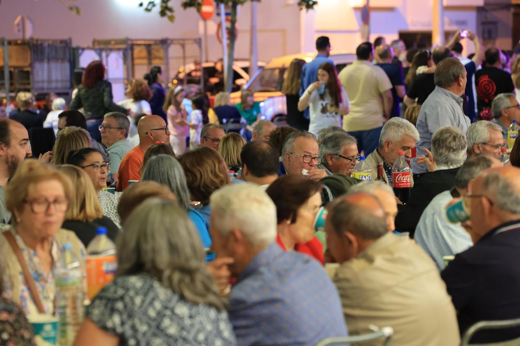 Búscate en la galería de fotos del Macrosopar de Veïns de las fiestas de Vila-real