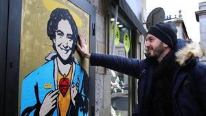 El artista urbano Tvboy con su ’Santa Colau’.
