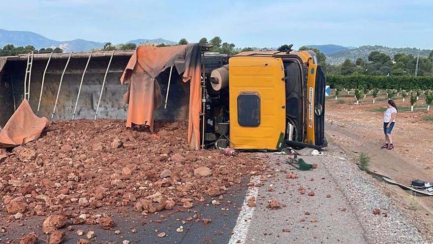 El vuelco de un camión en Onda corta la CV-21