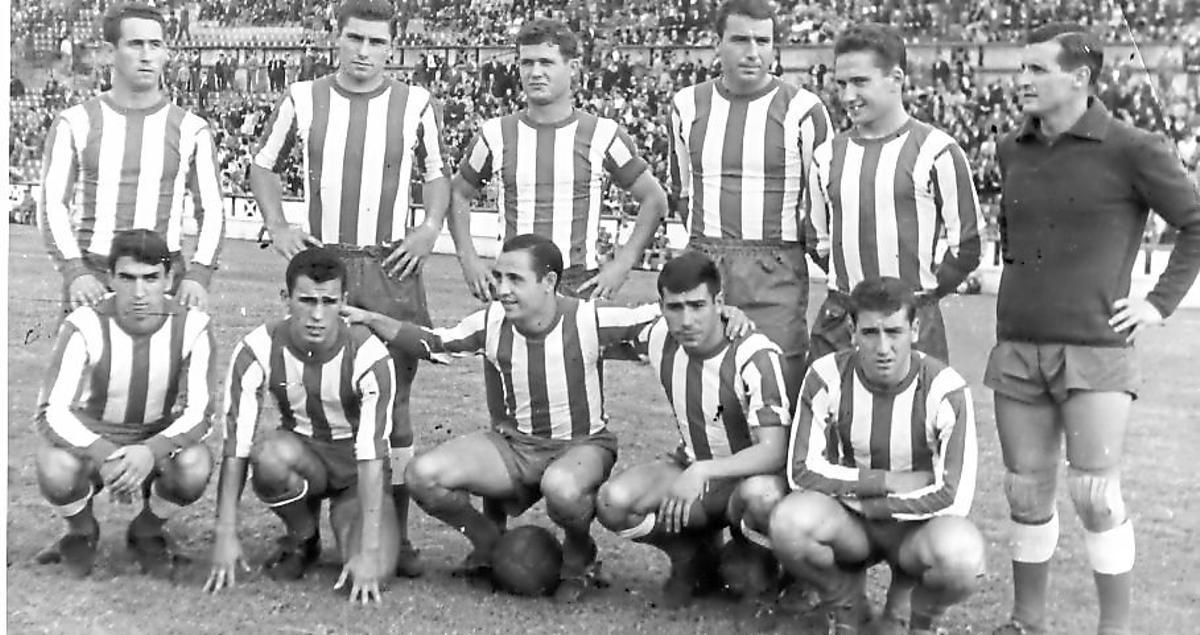 Equipo del Deportivo en un duelo de la campaña 1961-62.
