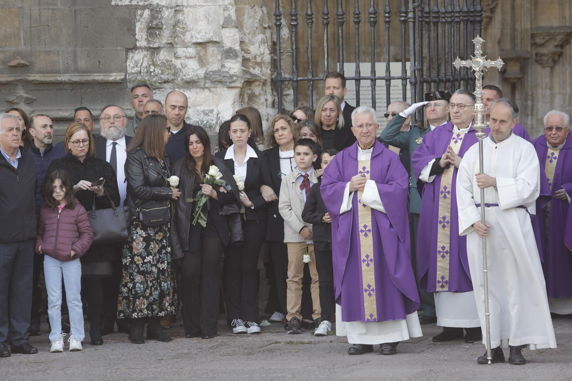 En imágenes: funeral en la catedral de Oviedo del guardia civil que evitó una masacre ciclista en Pravia