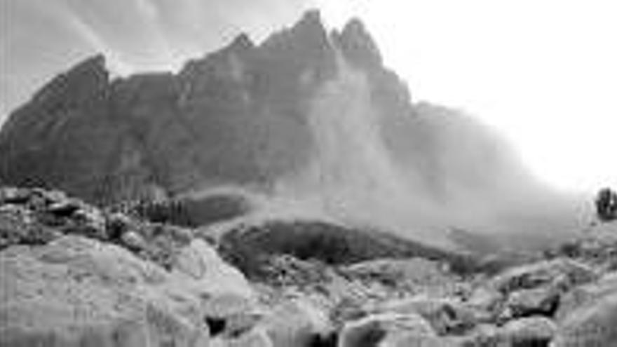 Derrumbe de la cresta de una montaña en los Alpes
