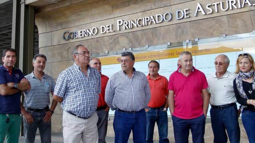Dimas García (el tercero por la izquierda), junto al resto de patrones mayores, ayer a las puertas de la Consejería de Infraestructuras.