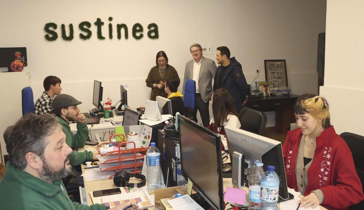 El delegado territorial de la Xunta, Manuel Pardo, conoció esta semana Sustinea, entidad beneficiada.