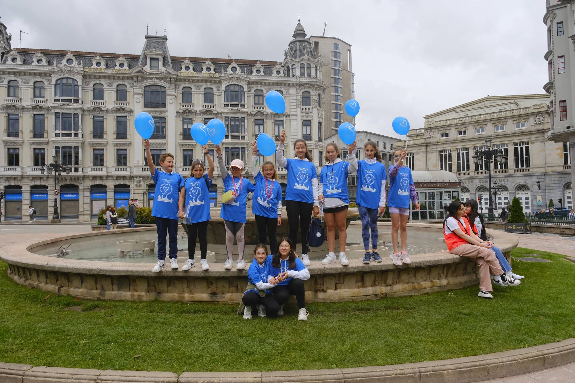 El colegio Amor de Dios congrega a una marea azul solidaria en La Escandalera