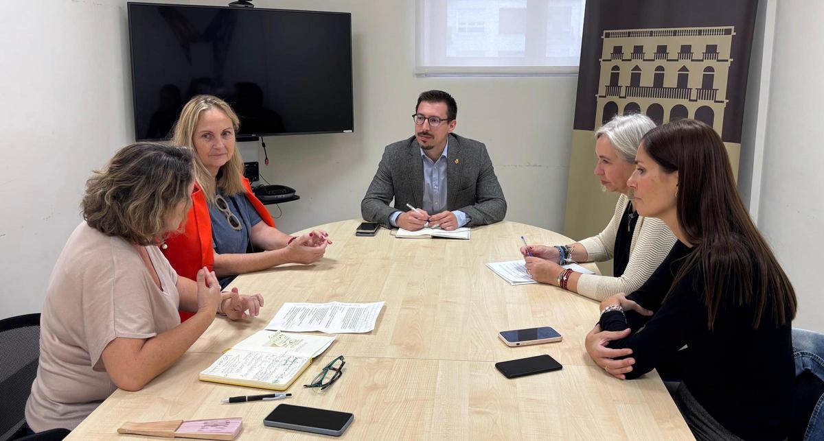 Reunión de trabajo sobre la Casa de la Familia de Castelló que será una realidad en 2026.