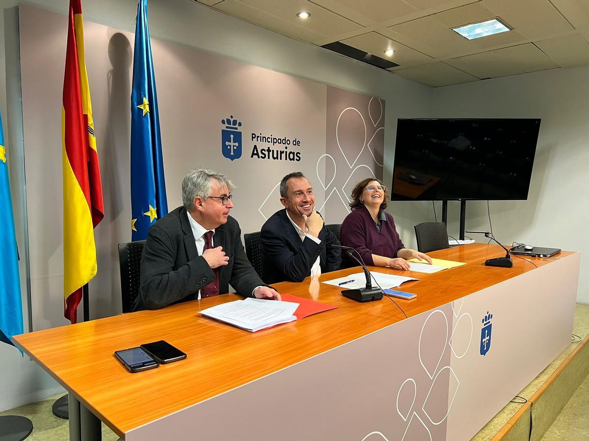 Ignacio Ruiz Latierro, Ovidio Zapico y Laura López, en la sala de prensa del EASMU.