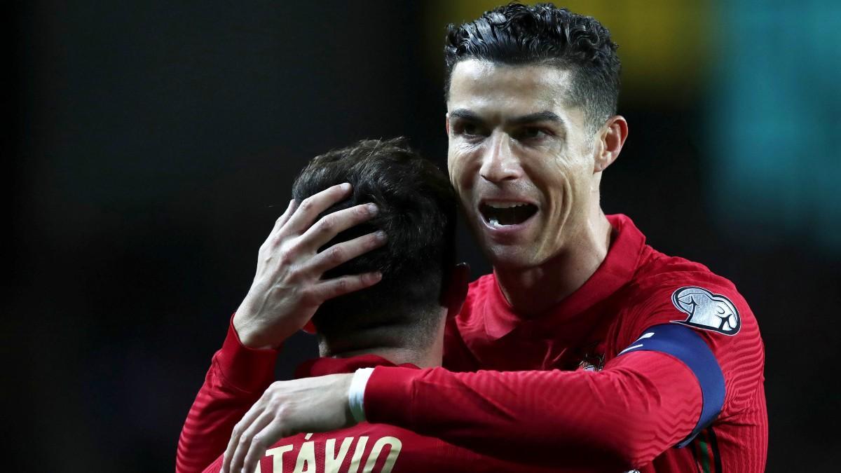 Cristiano celebra con Otávio el primer gol de Portugal