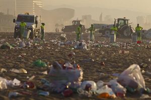 Els serveis de neteja de Barcelona han recollit unes 19 tones de residus a les platges de la ciutat.