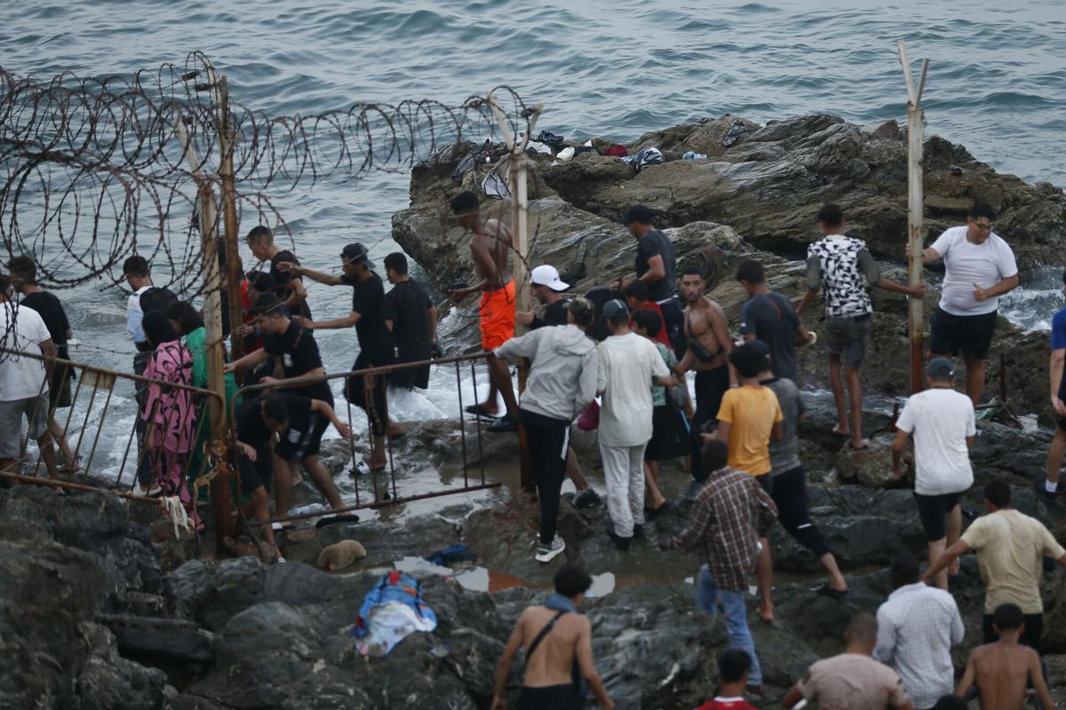 Las imágenes de Ceuta un día después de la gran crisis en la frontera