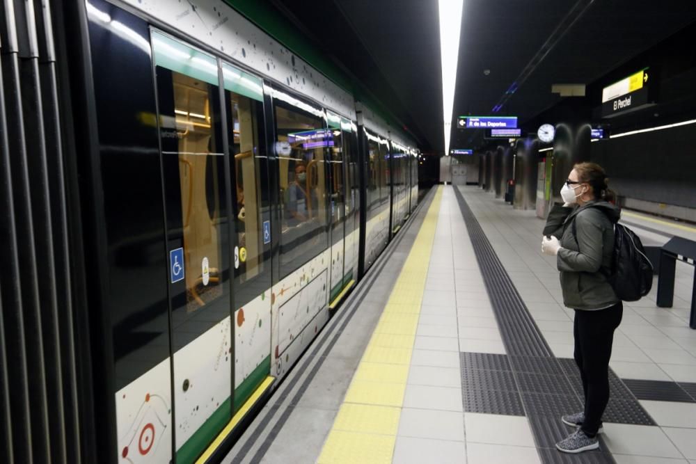 Medidas de seguridad y reparto de mascarillas en el metro de Málaga.