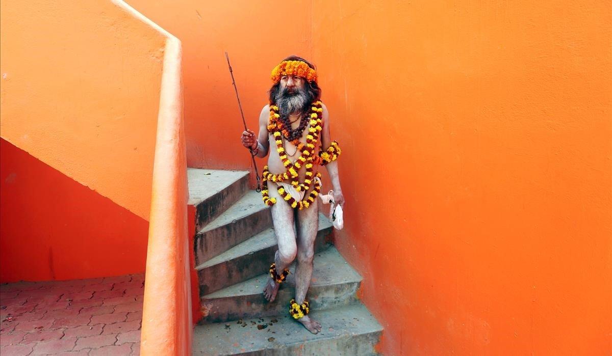 Un Naga Sadhu u hombre santo hindú llega para participar en una procesión religiosa antes del Kumbh Mela o el Festival Pitcher en Prayagraj, anteriormente conocido como Allahabad, India.