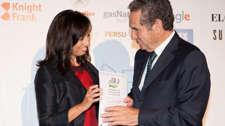 La concejala madrileña Mercedes González da el premio a Celestino González.
