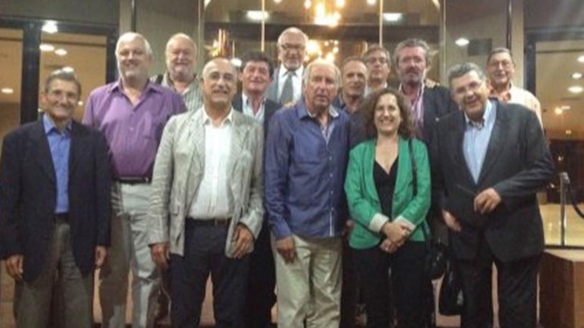 Carles Rexach se fotografió con los participantes en la cena-coloquio