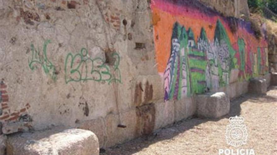 Arrestadas dos personas por dañar el Puente Romano de Mérida