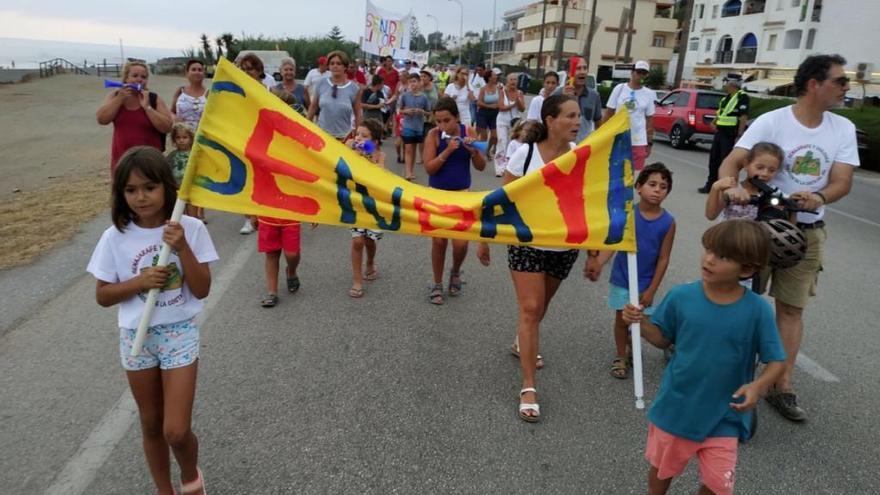Benajarafe y Chilches vuelven a protestar por la falta de Senda Litoral