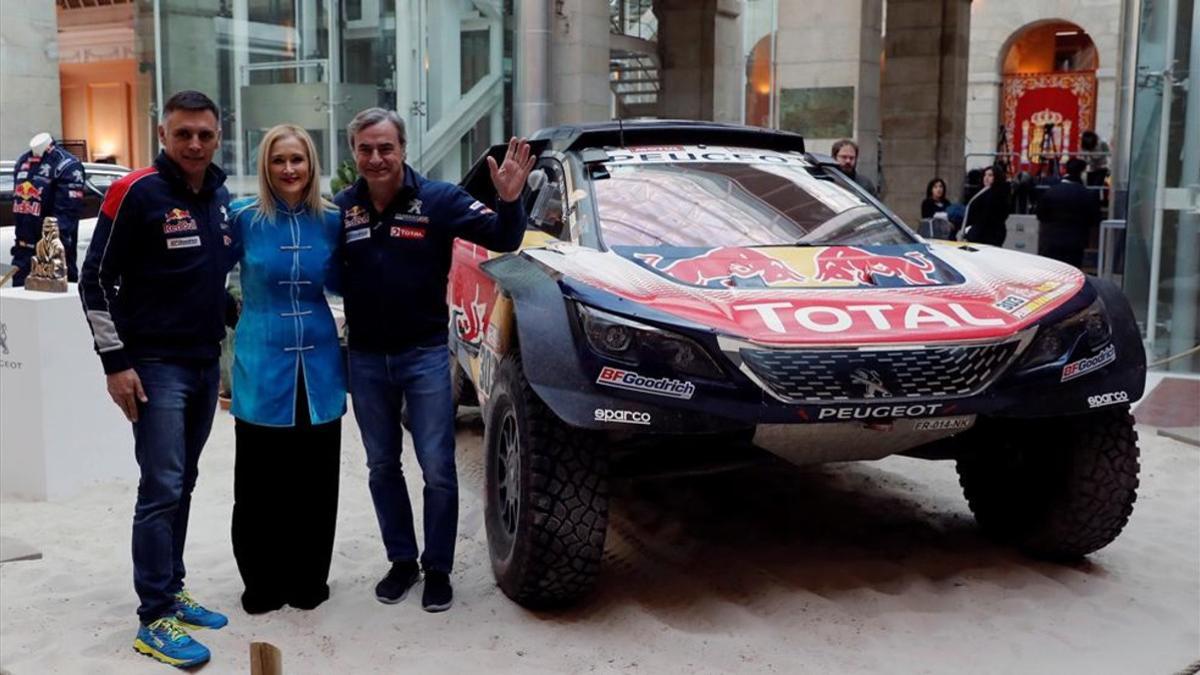 Sainz y Cruz, con Cristina Cifuentes y el Peugeot ganador del Dakar