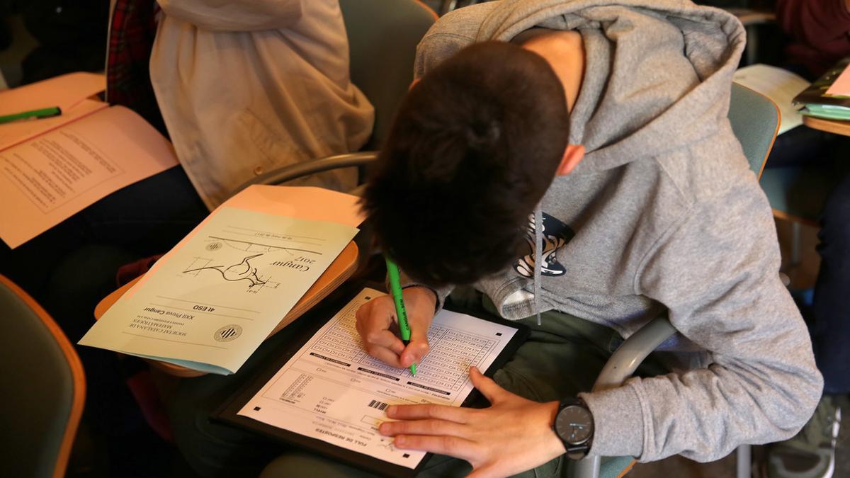 Unos alumnos hacen un examen en Barcelona, en marzo pasado.