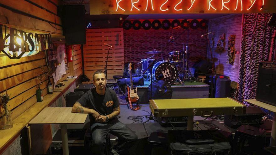 O xerente da sala cambadesa Krazzy Kray! no local de Cambados. |  Iñaki Abella