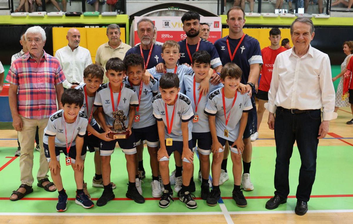 El Val Miñor posa tras recibir el trofeo de campeón sub 14.