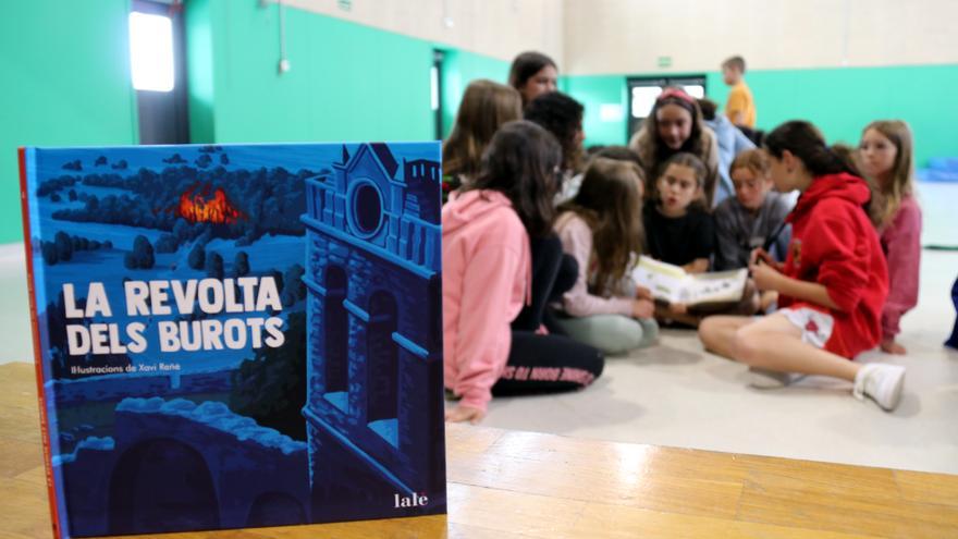 Alumnes d'Artés amb el llibre 'La revolta dels burots', de l'editorial bagenca Lalè. En primer pla, la publicació