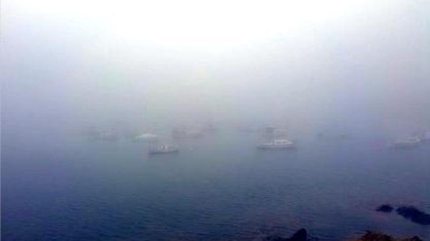 Port-Lligat amb la boira matinera que va afectar ahir diversos punts de la Costa Brava.