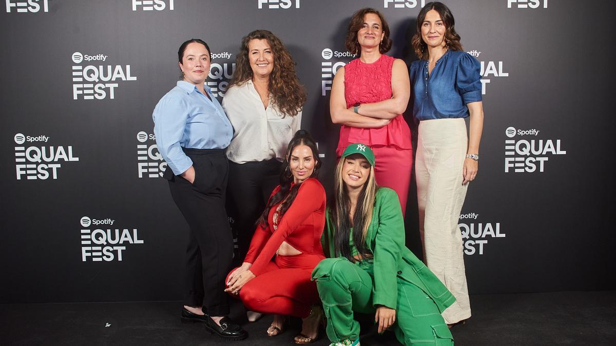 Lola Índigo y Mala Rodríguez, junto a Helena Bricio (MIM), Chen Castaño (Planet Events), Melanie Parejo (Spotify) y Charo Marco, en el evento 'Mujeres a todo volumen'.