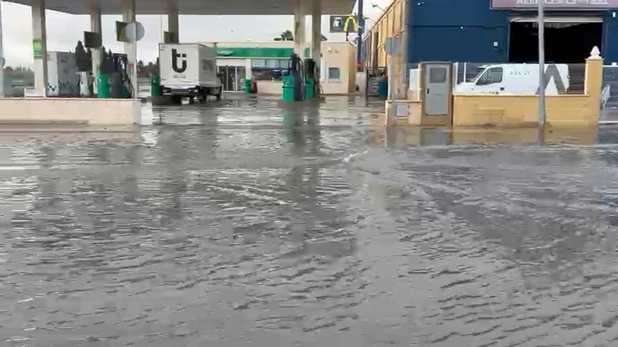 Zona de la vía de servicio de la Pista de Silla inundada por las lluvias