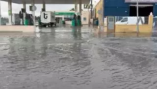 Un tramo de la pista de Silla, anegado por la lluvia