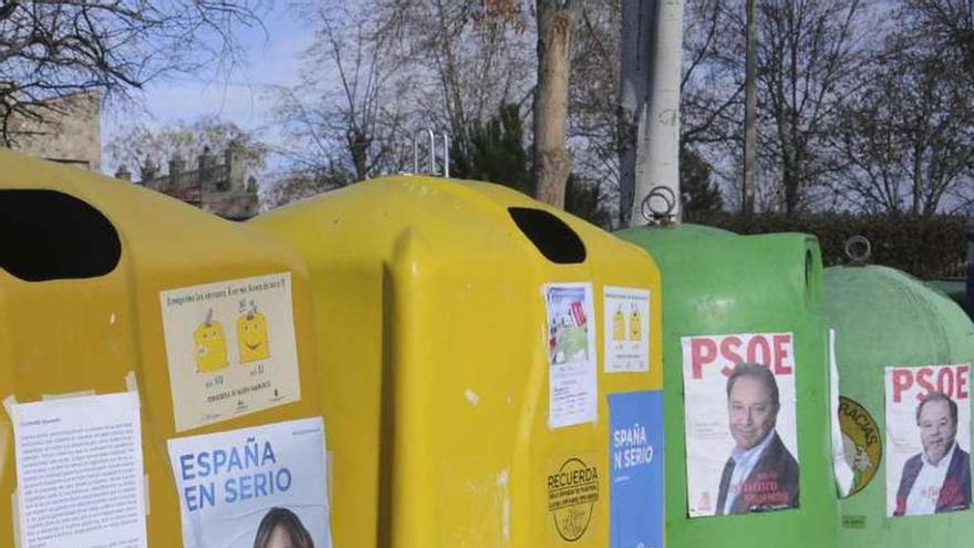 Carteles en el pueblo de Basardilla, donde tiene una casa Gómez de la Serna, en los que le piden que reparta &quot;todo lo que ha ganado&quot;. // Efe