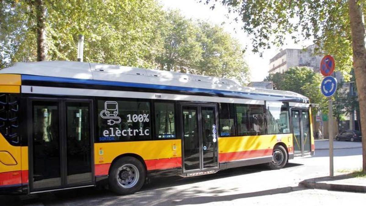 Un dels autobusos elèctrics que circulen a Girona des de 2023, en una imatge d’arxiu.