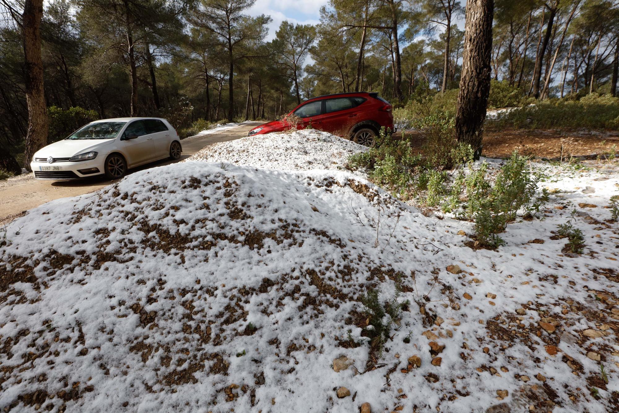 Bajada de temperaturas en Ibiza: Una manta de granizo cubre varias zonas de la isla