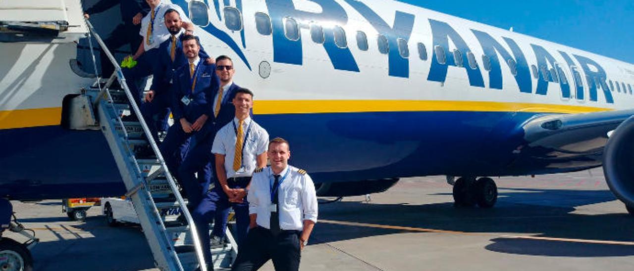 Cinco tripulantes y dos pilotos de Ryanair se fotografían tras operar sus últimos vuelos entre Lanzarote y Sevilla y Santiago.