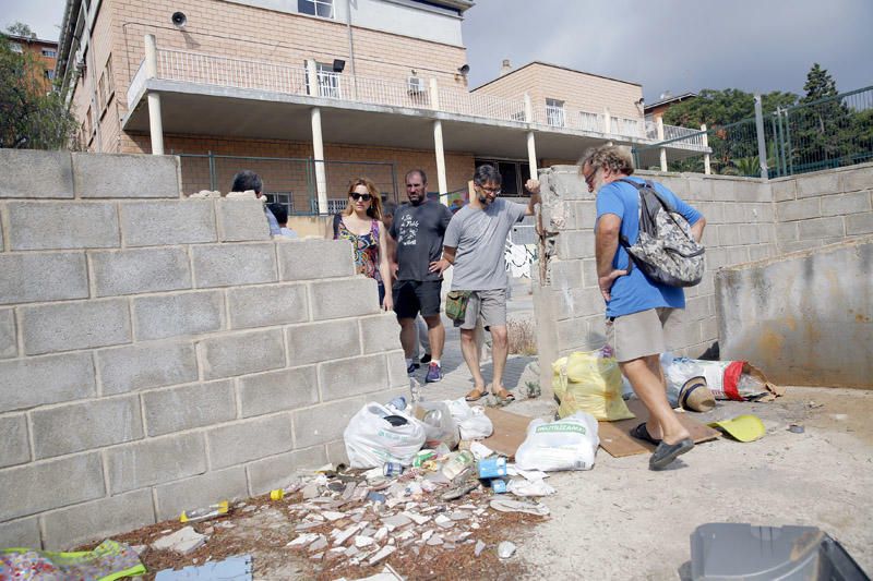 Los políticos visitan la Coma invitados por los vecinos