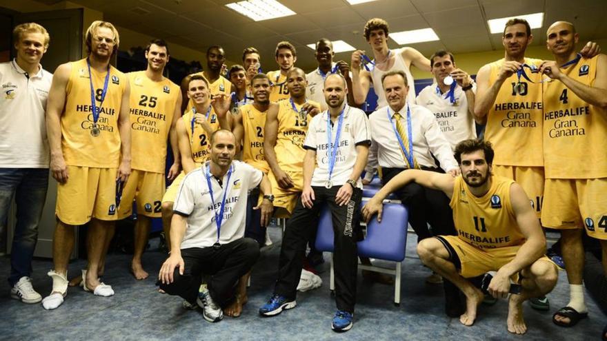 La plantilla y el cuerpo técnico del Granca posan con la medalla de subcampeón tras perder, en abril de 2015, la final de la Eurocup en Moscú. Aíto, en el centro sentado con corbata.  | | LP/DLP