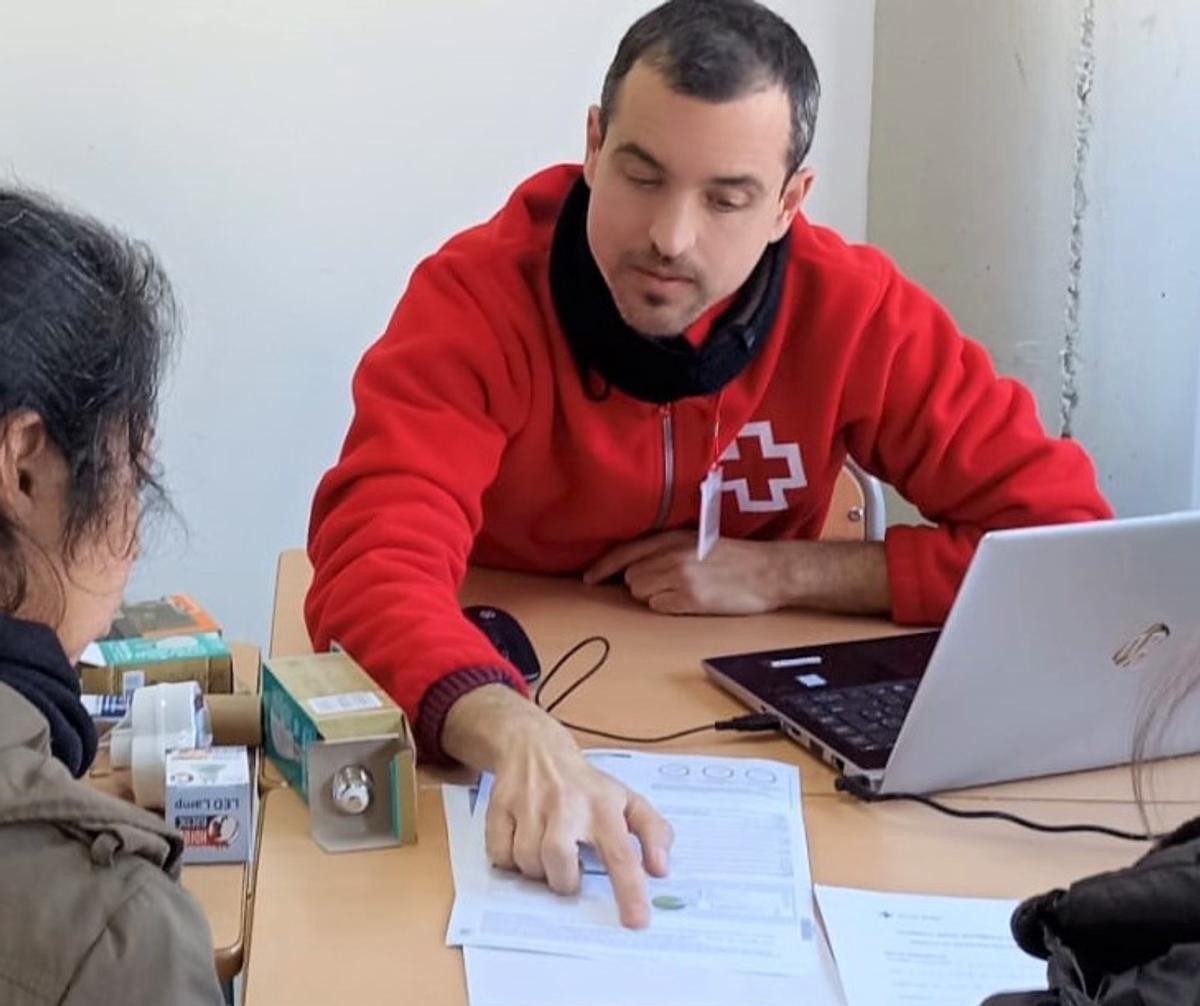 Voluntarios de Cruz Roja explican a familias que lo necesitan cómo ahorrar con la factura eléctrica