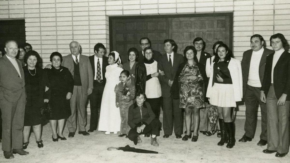 La familia en la boda de José Antonio, con los padres (Antonio y Dolores) a la izquierda de los novios y Teófilo a la derecha de todos.