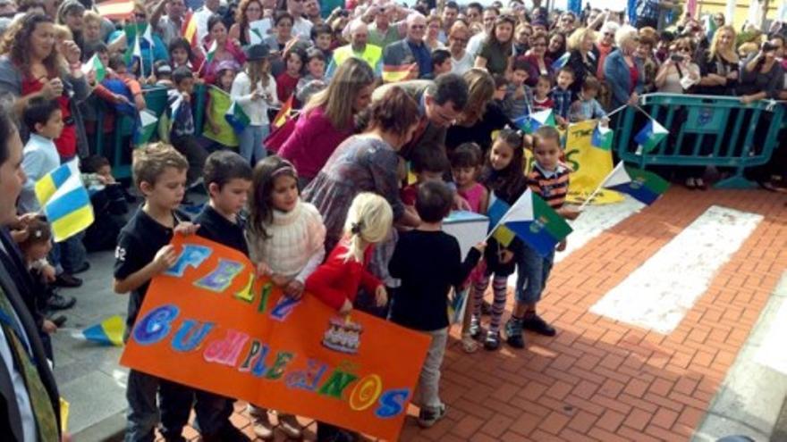 Los Príncipes saludan a los herreños congregados en La Restinga