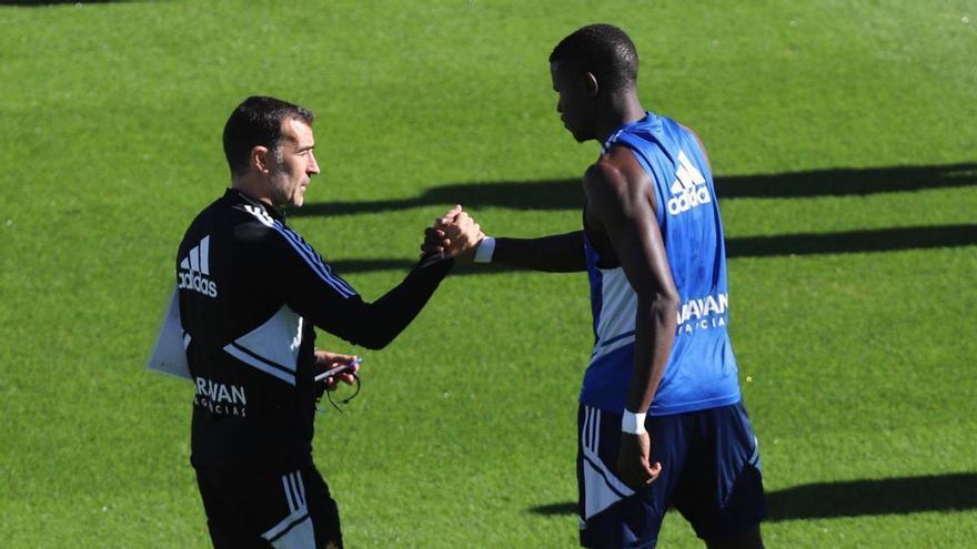 Carcedo y Gueye se saludan antes de un entrenamiento del Real Zaragoza. | ANDREEA VORNICU