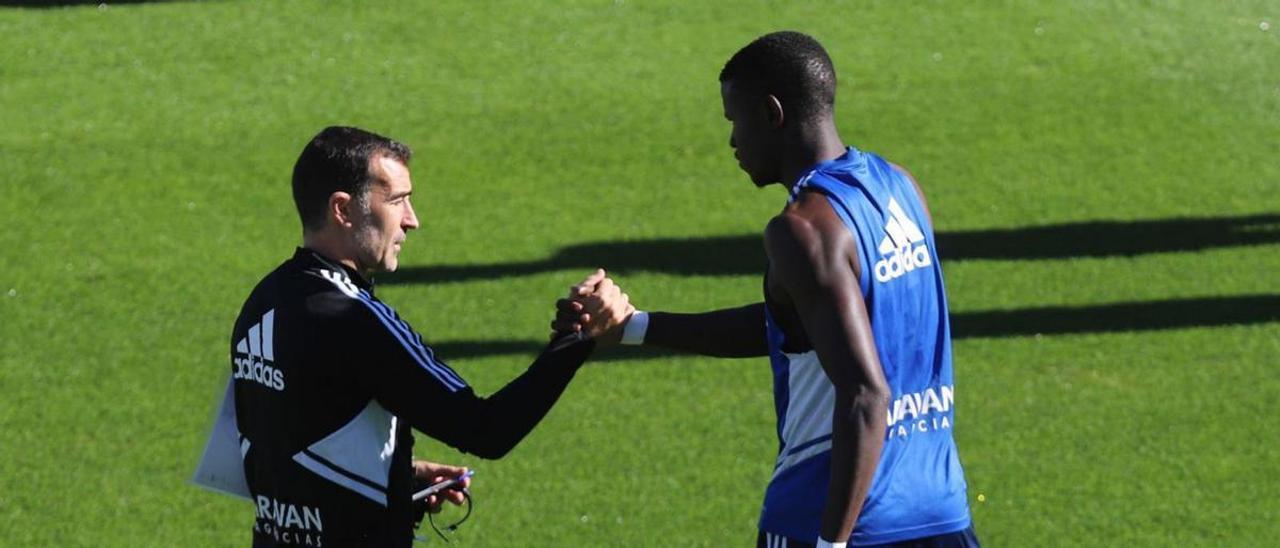 Carcedo y Gueye se saludan antes de un entrenamiento del Real Zaragoza. | ANDREEA VORNICU