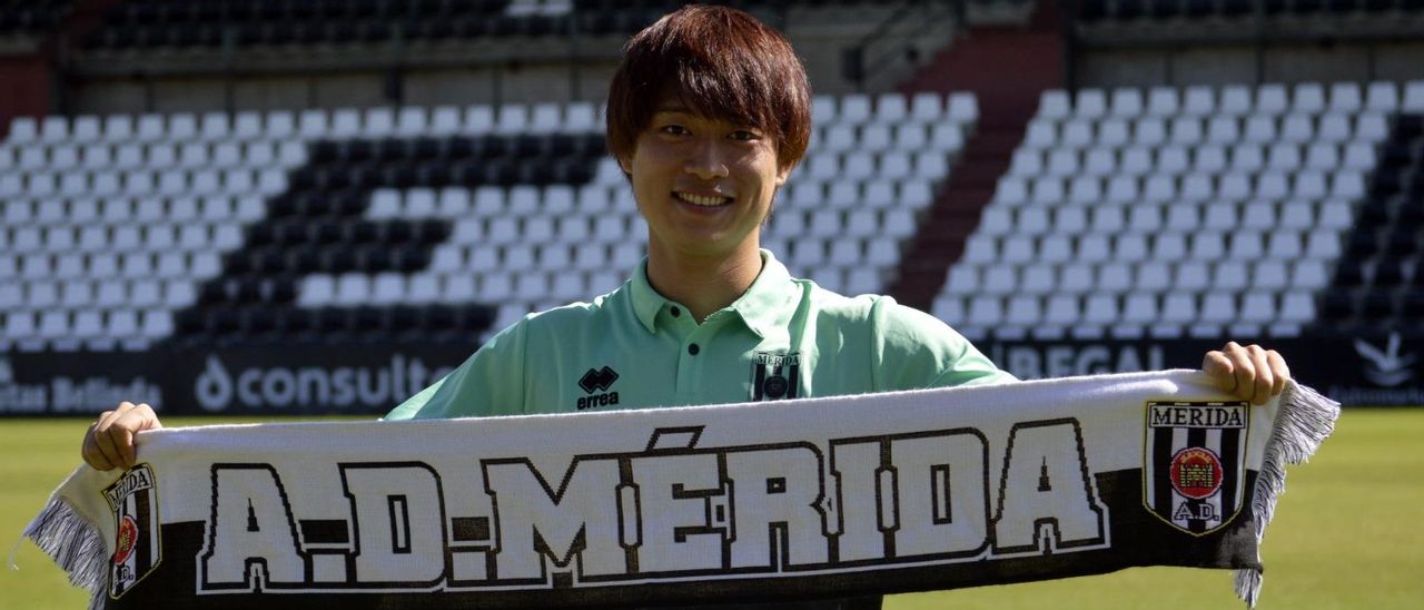 Akito Mukai, sonriente en el césped del estadio Romano.