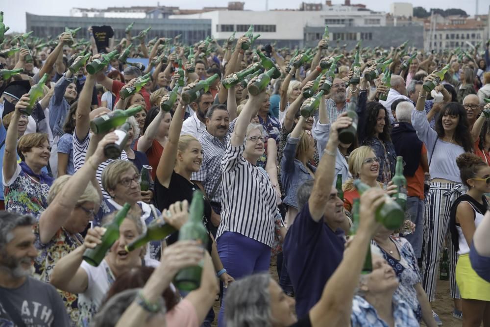 Gijón bate el récord de escanciado simultáneo de sidra