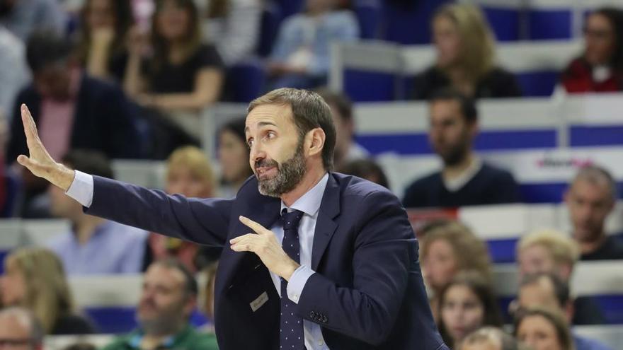 Sito Alonso, dirigiendo un partido con el UCAM Murcia.